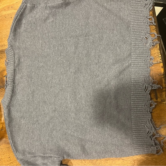 Wild Honey v-neck, distressed & cropped sweater, gray, size M, cozy and cute fit - Picture 6 of 7